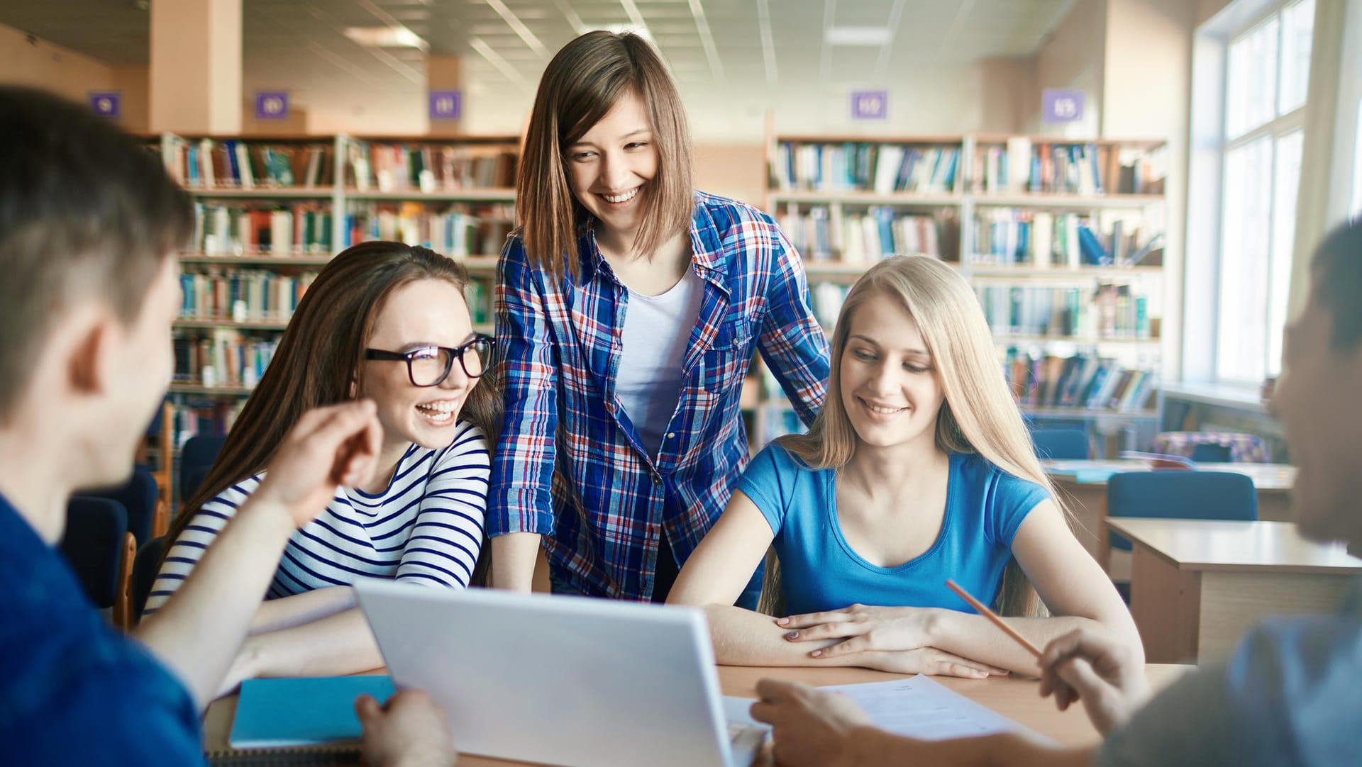 Schüler vorm Laptop