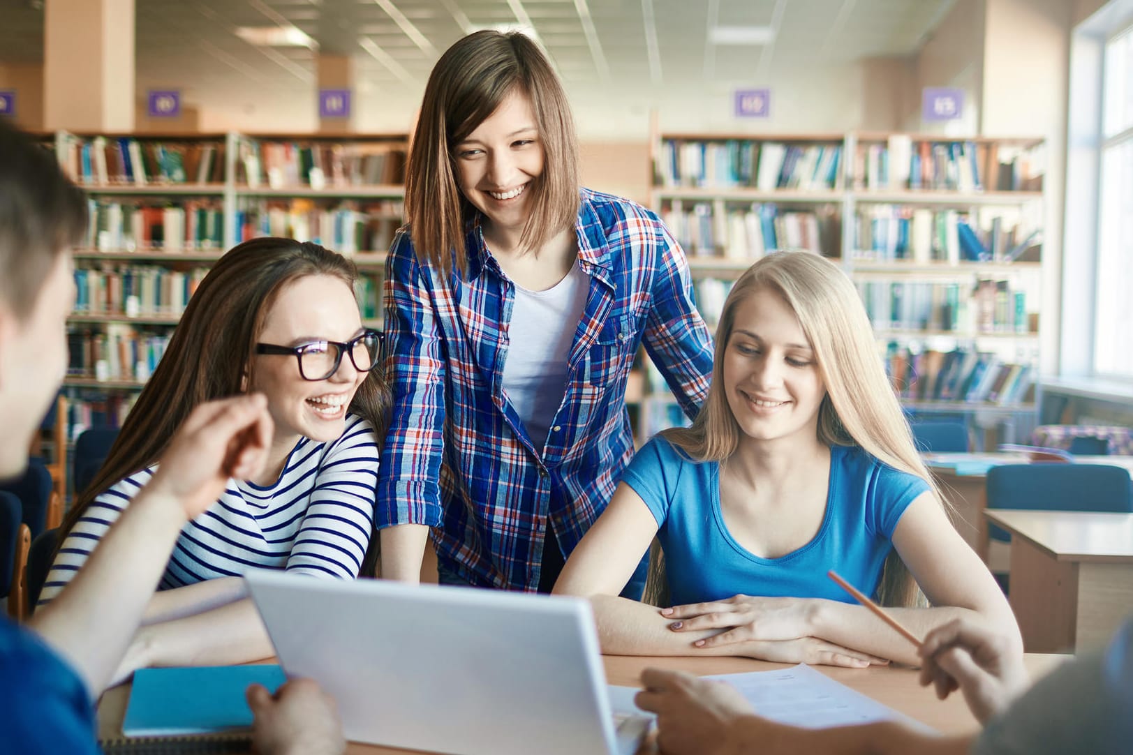 Schüler vorm Laptop