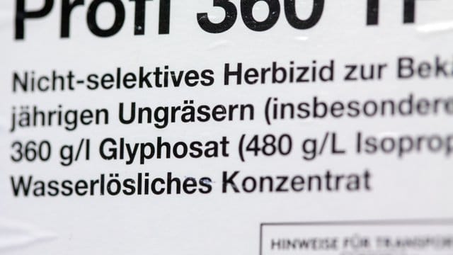 Das Unkrautvernichtungsmittel Glyphosat, das auch auf deutschen Feldern eingesetzt wird, steht im Verdacht, krebserregend zu sein. Das Unkrautvernichtungsmittel Glyphosat, das auch auf deutschen Feldern eingesetzt wird, steht im Verdacht, krebserregend zu sein.