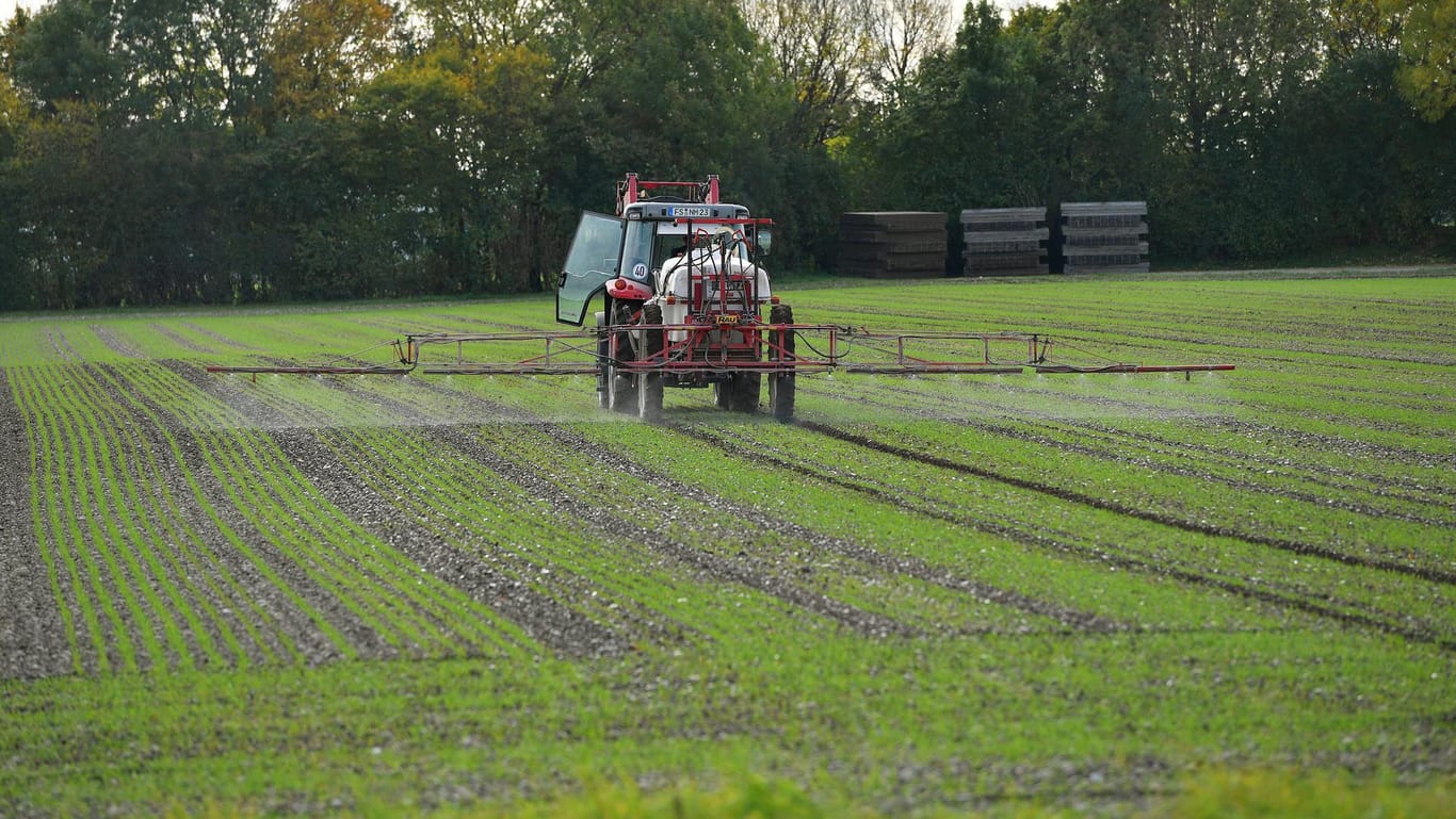 Ein Landwirt bringt das Pflanzenschutzmittel Glyphosat auf einem Feld.