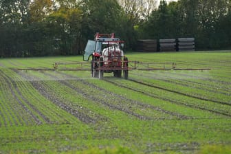 Ein Landwirt bringt das Pflanzenschutzmittel Glyphosat auf einem Feld.