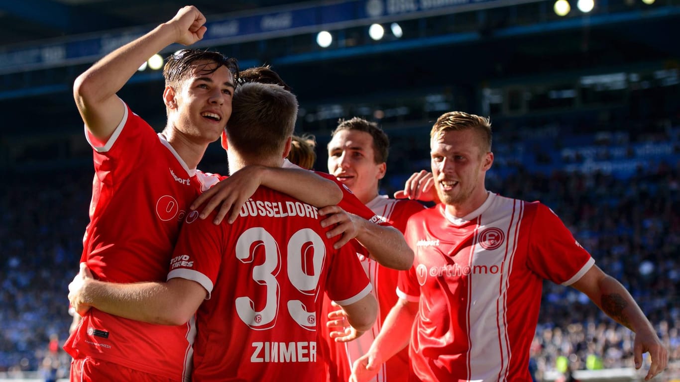 Florian Neuhaus (l.) jubelt mit seinen Teamkollegen über den 2:0-Sieg in Bielefeld.