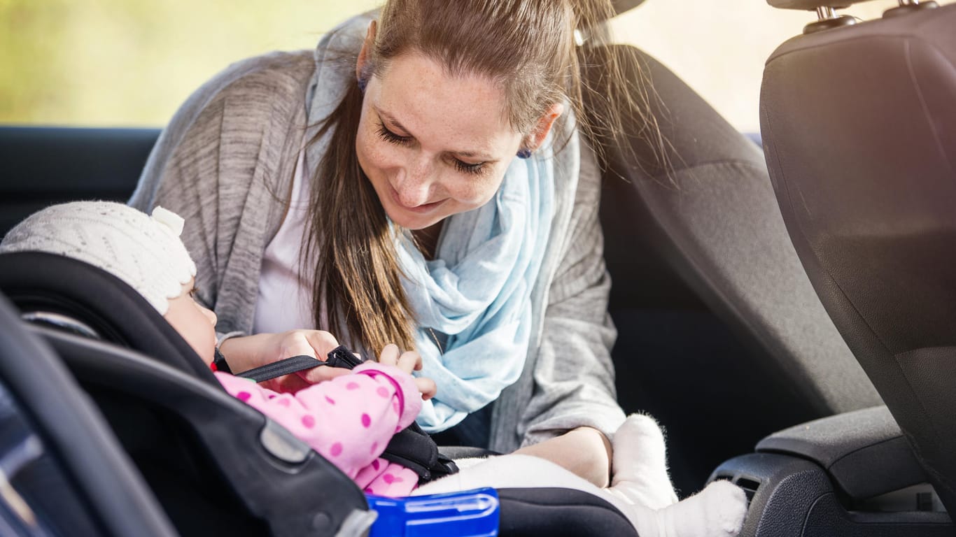 Kinder sind mit einem Kindersitz im Auto gut gesichert – zumindest in den meisten Sitzen, wie Stiftung Warentest in einem neuen Test herausgefunden hat.