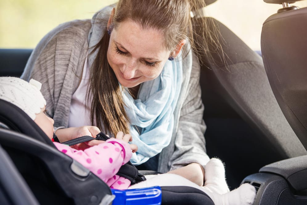 Kinder sind mit einem Kindersitz im Auto gut gesichert – zumindest in den meisten Sitzen, wie Stiftung Warentest in einem neuen Test herausgefunden hat.