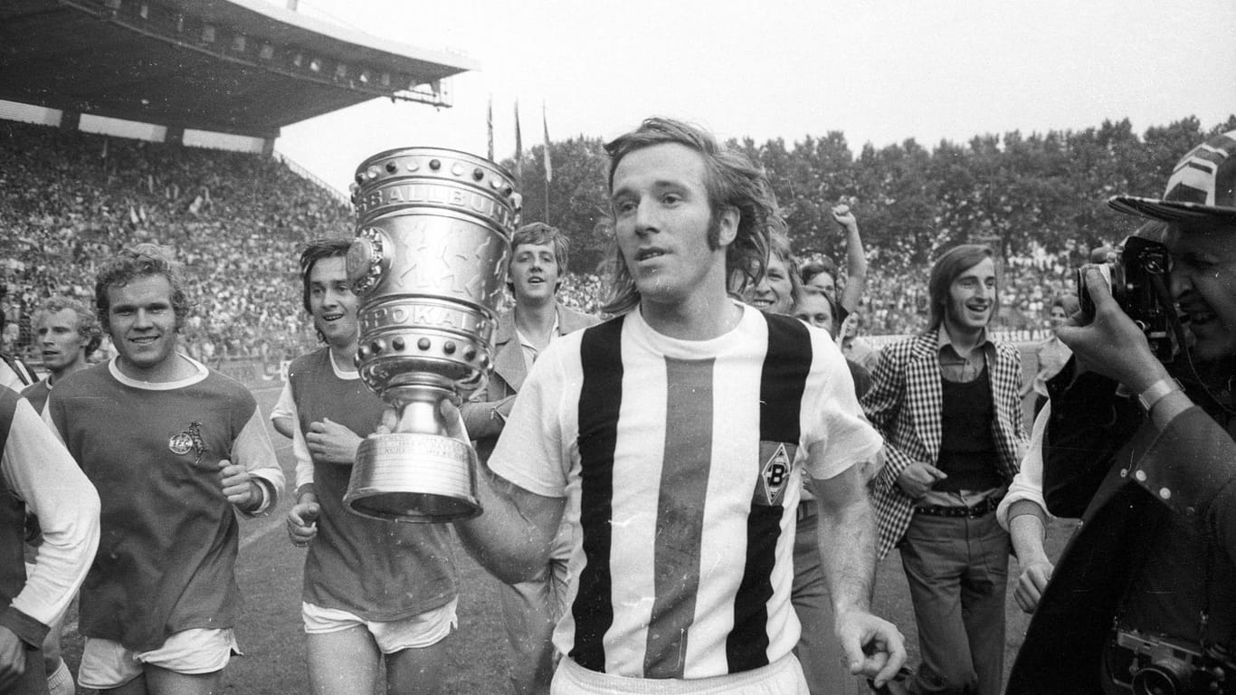 Günter Netzer (M.) wechselte sich im DFB-Pokal-Finale 1972/1973 in Düsseldorf gegen den 1. FC Köln selbst ein und schoss das Siegtor.