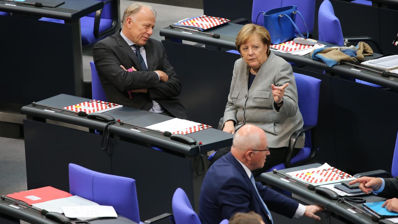 Bundeskanzlerin Angela Merkel spricht während der konstituierenden Sitzung des 19. Deutschen Bundestages mit Jürgen Trittin.