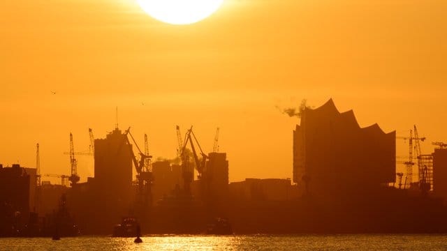 Sonnenaufgang über dem Hamburger Hafen.