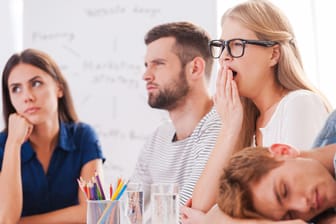 Mitarbeiter nickt im Meeting im Sitzen ein