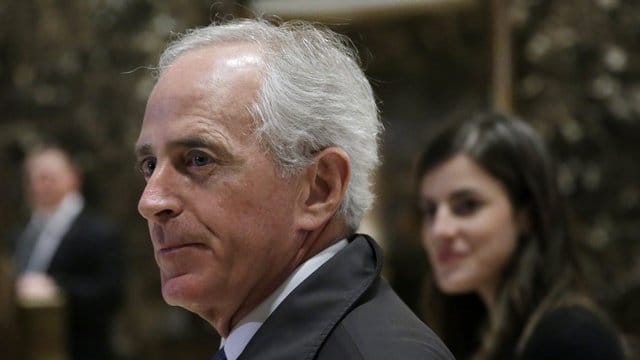 Ein Bild aus harmonischeren Tagen: Senator Bob Corker im November 2016 in der Lobby des Trump Tower in New York.