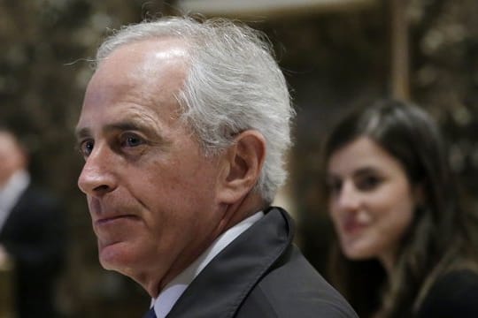 Ein Bild aus harmonischeren Tagen: Senator Bob Corker im November 2016 in der Lobby des Trump Tower in New York.