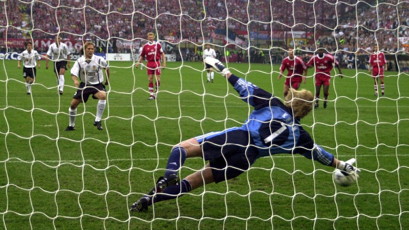 Champions-League-Finale 2001: Gaizka Mendieta (l.) trifft im Elfmeterschießen gegen Oliver Kahn zum 1:1.