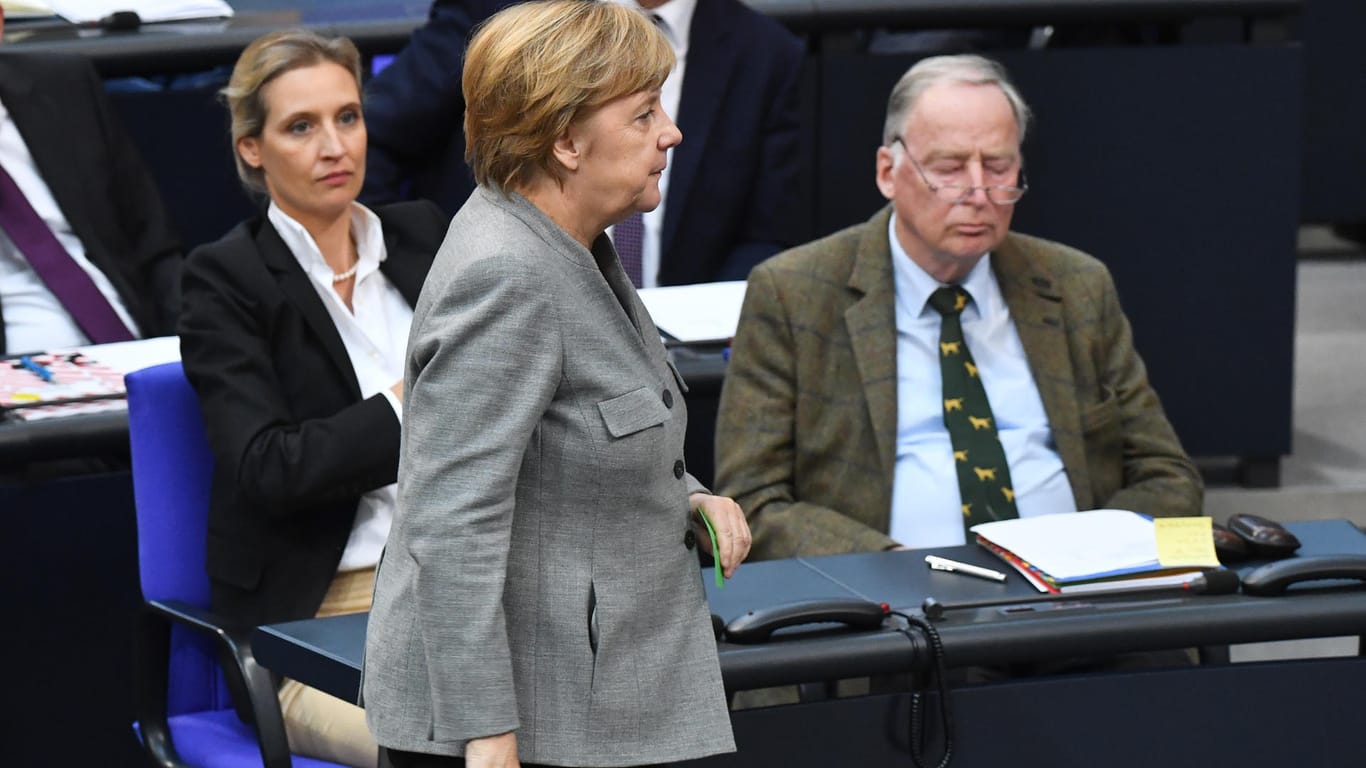Bundeskanzlerin Angela Merkel geht bei der Wahl der Bundestagsvizepräsidenten an den Vorsitzenden der AfD-Fraktion Alice Weidel und Alexander Gauland vorbei.
