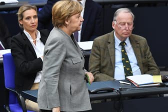 Bundeskanzlerin Angela Merkel geht bei der Wahl der Bundestagsvizepräsidenten an den Vorsitzenden der AfD-Fraktion Alice Weidel und Alexander Gauland vorbei.