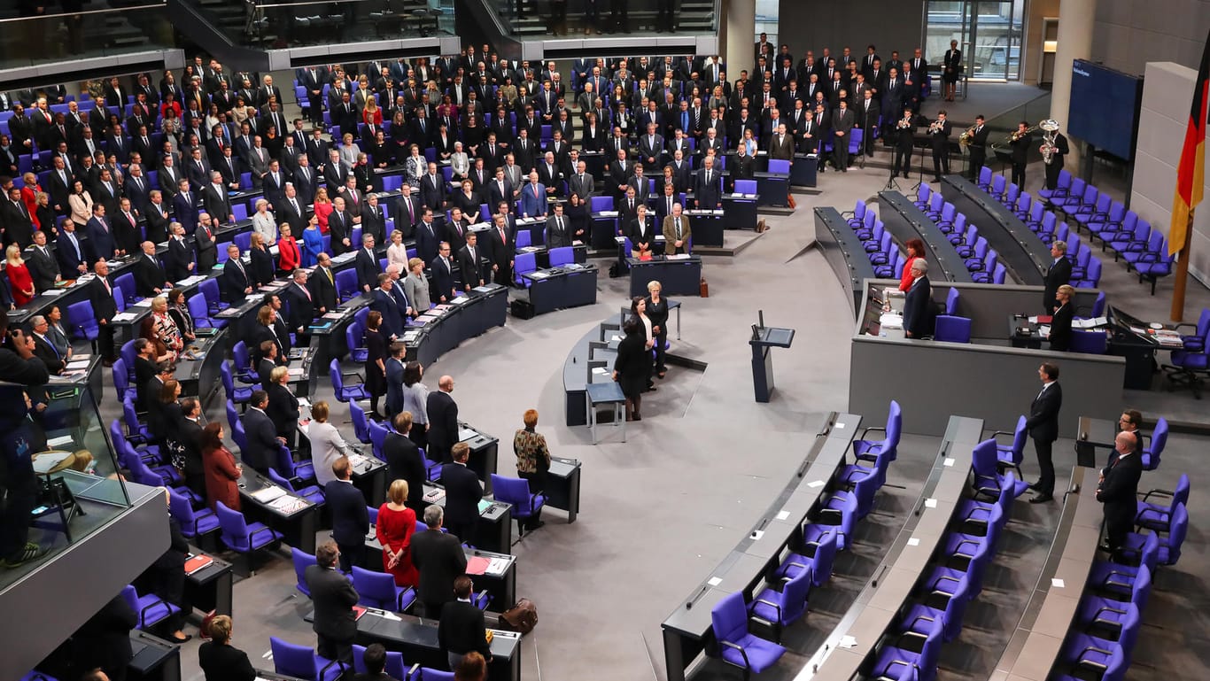 Die Abgeordneten erheben sich während der konstituierenden Sitzung des 19. Deutschen Bundestages zur Nationalhymne.