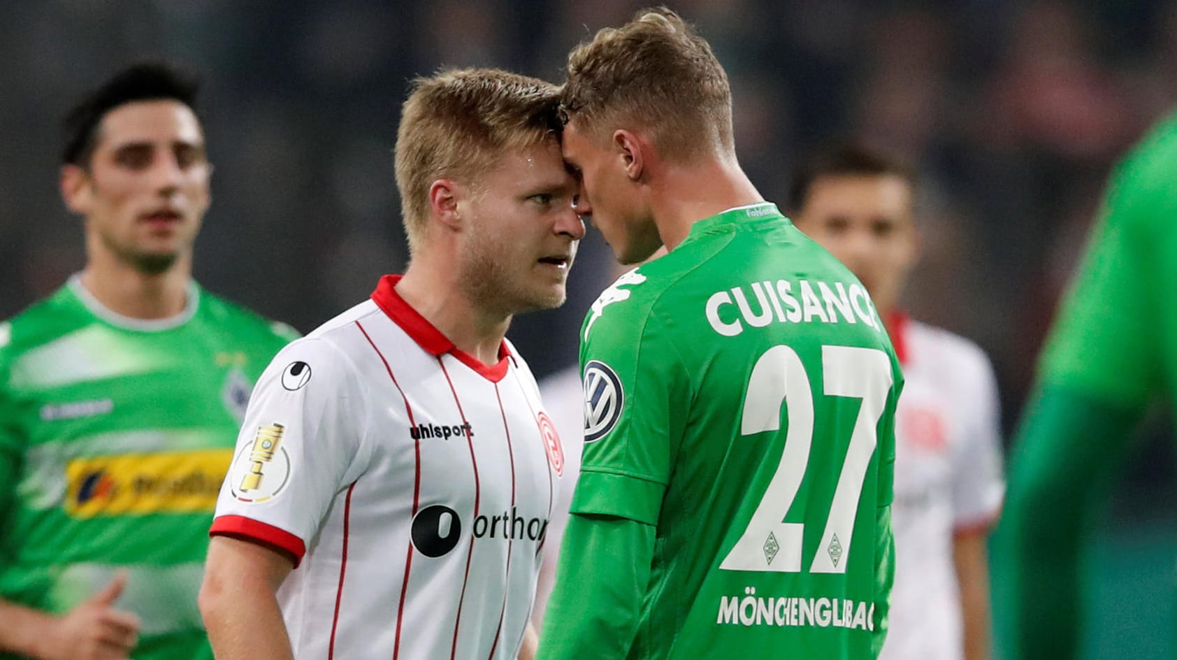 Derby-Stimmung: Düsseldorfs Jean Zimmer (l.) und Mickael Cuisance geraten aneinander.