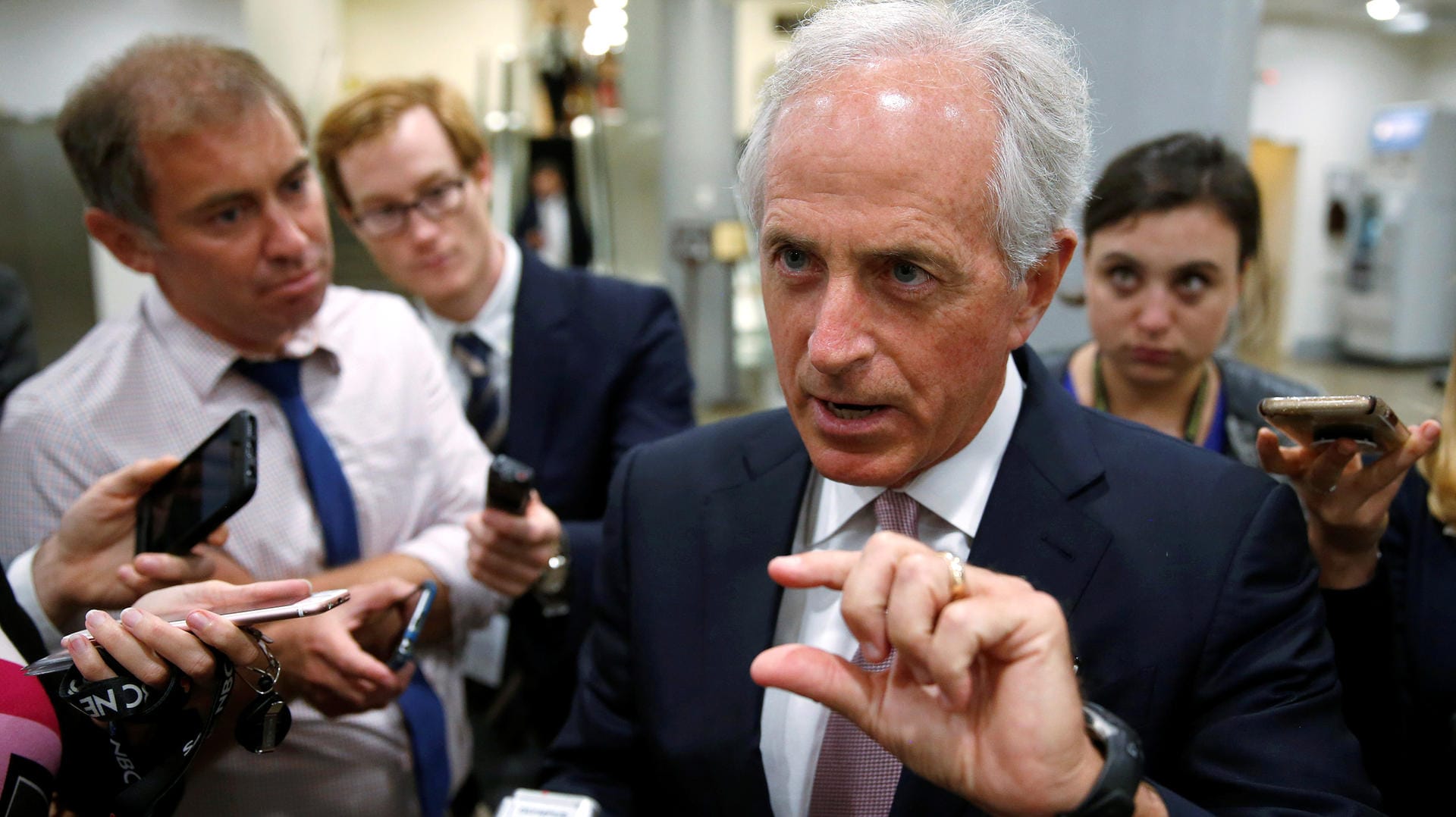 Senator Bob Corker im Gespräch mit Journalisten im Kapitol.