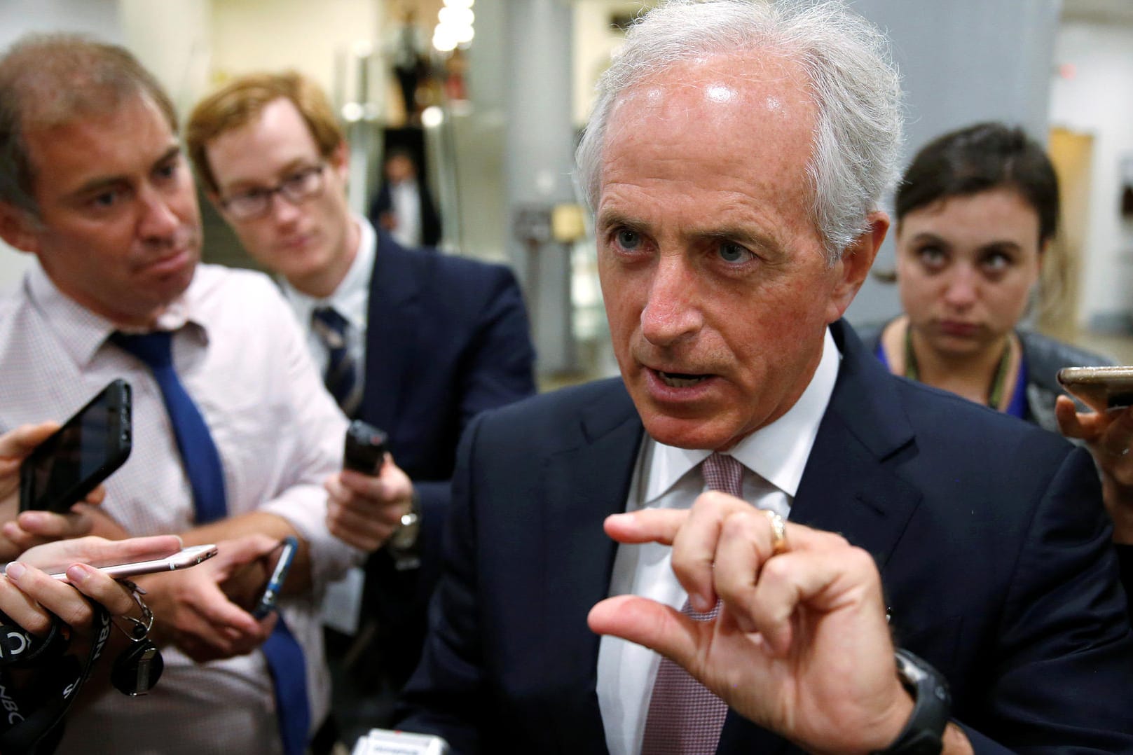 Senator Bob Corker im Gespräch mit Journalisten im Kapitol.