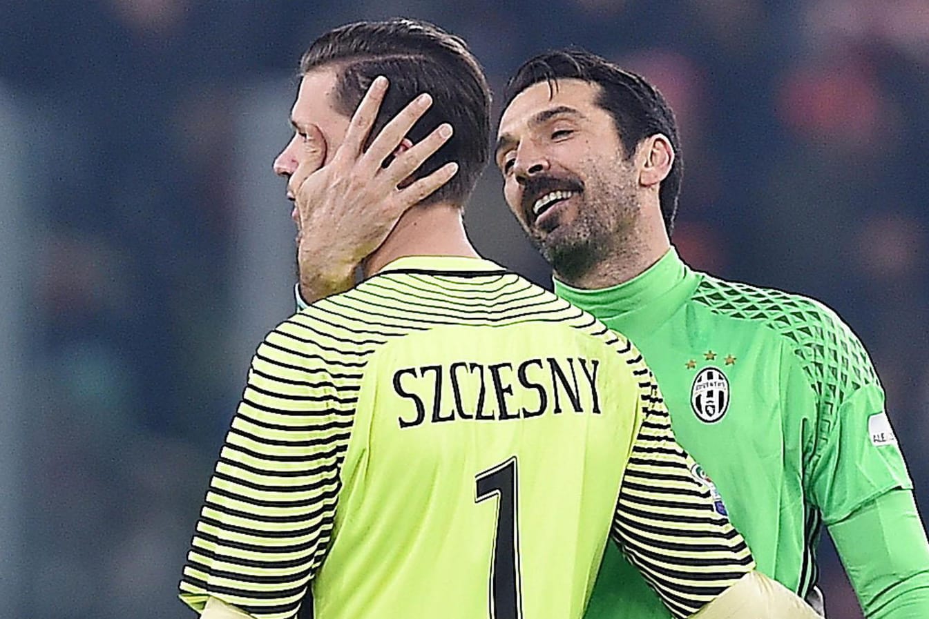 Bei einer Teilnahme an der Klub-WM würde sich Gianluigi Buffon (r.) den Posten im Tor mit Wojciech Szczesny teilen.