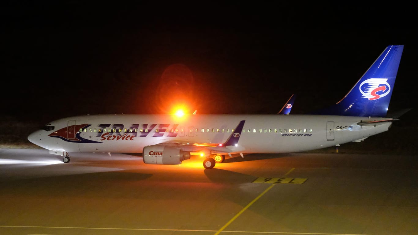 An Bord der Boeing 737 der tschechischen Fluggesellschaft "Travel-Service" wurde eine unbekannte Anzahl von abgelehnten afghanischen Asylbewerbern nach Kabul gebracht.