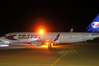 An Bord der Boeing 737 der tschechischen Fluggesellschaft "Travel-Service" wurde eine unbekannte Anzahl von abgelehnten afghanischen Asylbewerbern nach Kabul gebracht.