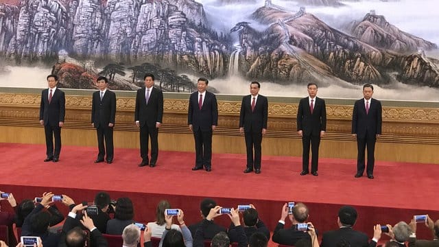 Die neuen Mitgliedern des mächtigen Ständigen Ausschusses des Politbüros sind alle zu alt, um Xi (M. Die neuen Mitgliedern des mächtigen Ständigen Ausschusses des Politbüros sind alle zu alt, um Xi (M.