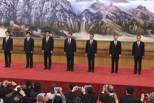 Die neuen Mitgliedern des mächtigen Ständigen Ausschusses des Politbüros sind alle zu alt, um Xi (M.