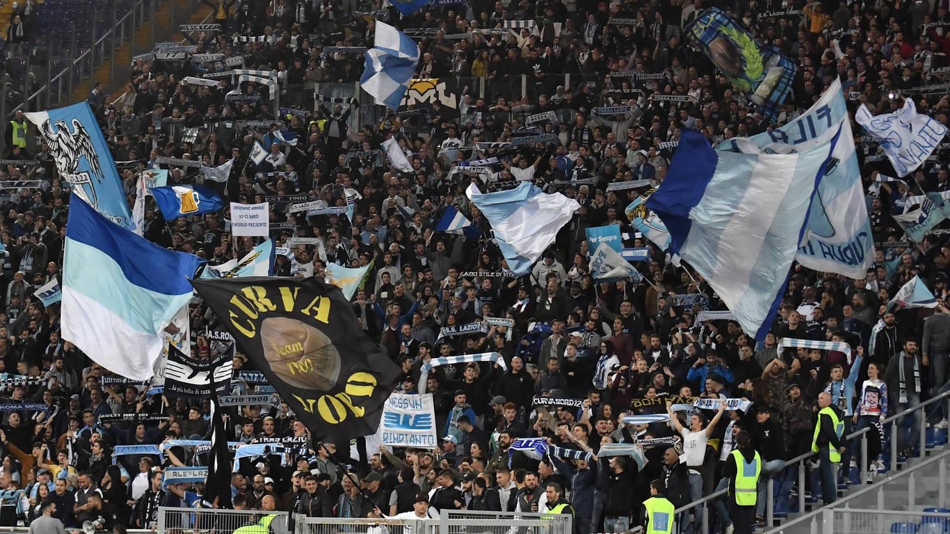 Die Fans von Lazio Rom in der Curva Sud.