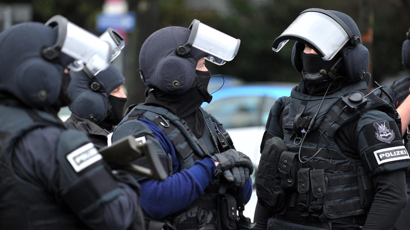 In Berlin haben Polizisten bei einer Razzia in der Islamistenszene Waffen und Munition sichergestellt.