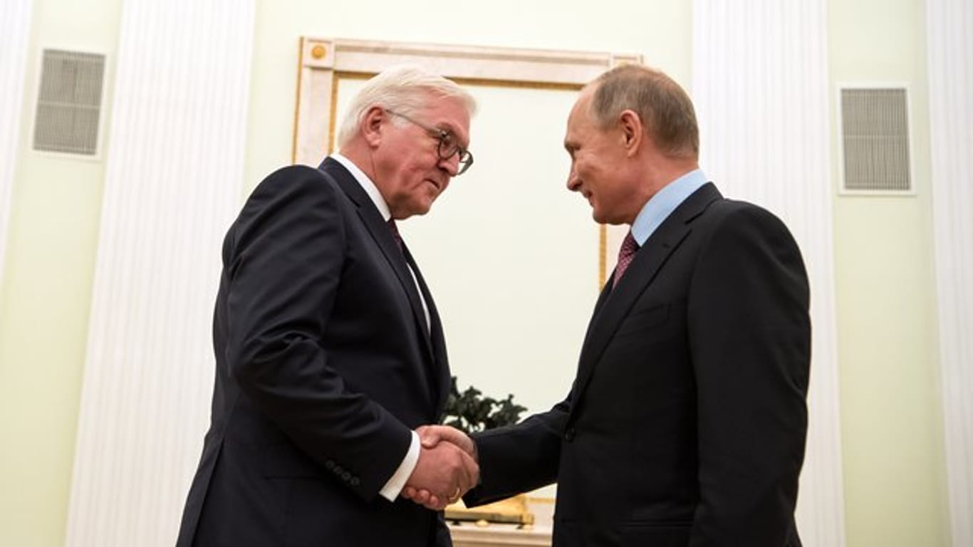 Bundespräsident Frank-Walter Steinmeier (l) und der russische Präsident Wladimir Putin treffen sich im Kreml in Moskau.
