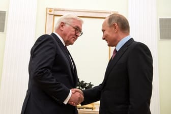 Bundespräsident Frank-Walter Steinmeier (l) und der russische Präsident Wladimir Putin treffen sich im Kreml in Moskau.