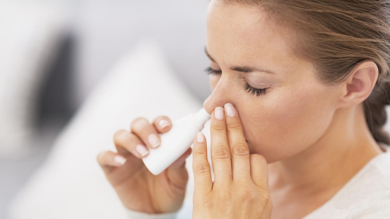 Nasensprays führen bei überhäufter Verwendung zu Schädigungen der Nasenschleimhaut.