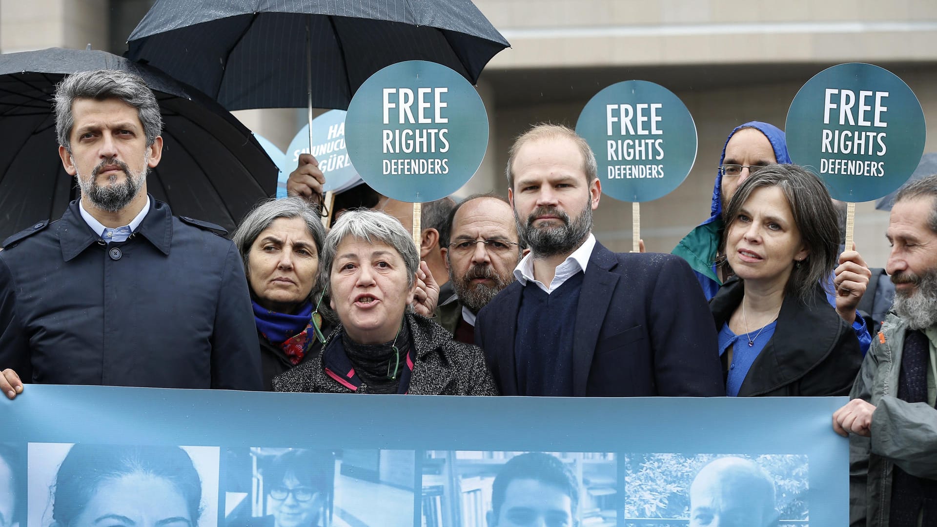 Aktivisten demonstrieren gegen den Prozess in Istanbul.