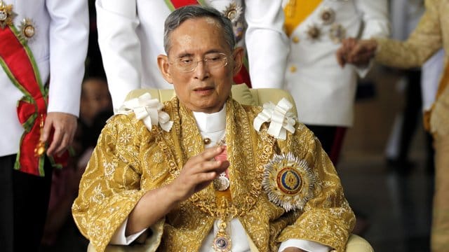 Er wurde verehrt wie ein Halbgott: König Bhumibol Adulyadej von Thailand nach einer Feier anlässlich seines 84. Er wurde verehrt wie ein Halbgott: König Bhumibol Adulyadej von Thailand nach einer Feier anlässlich seines 84.