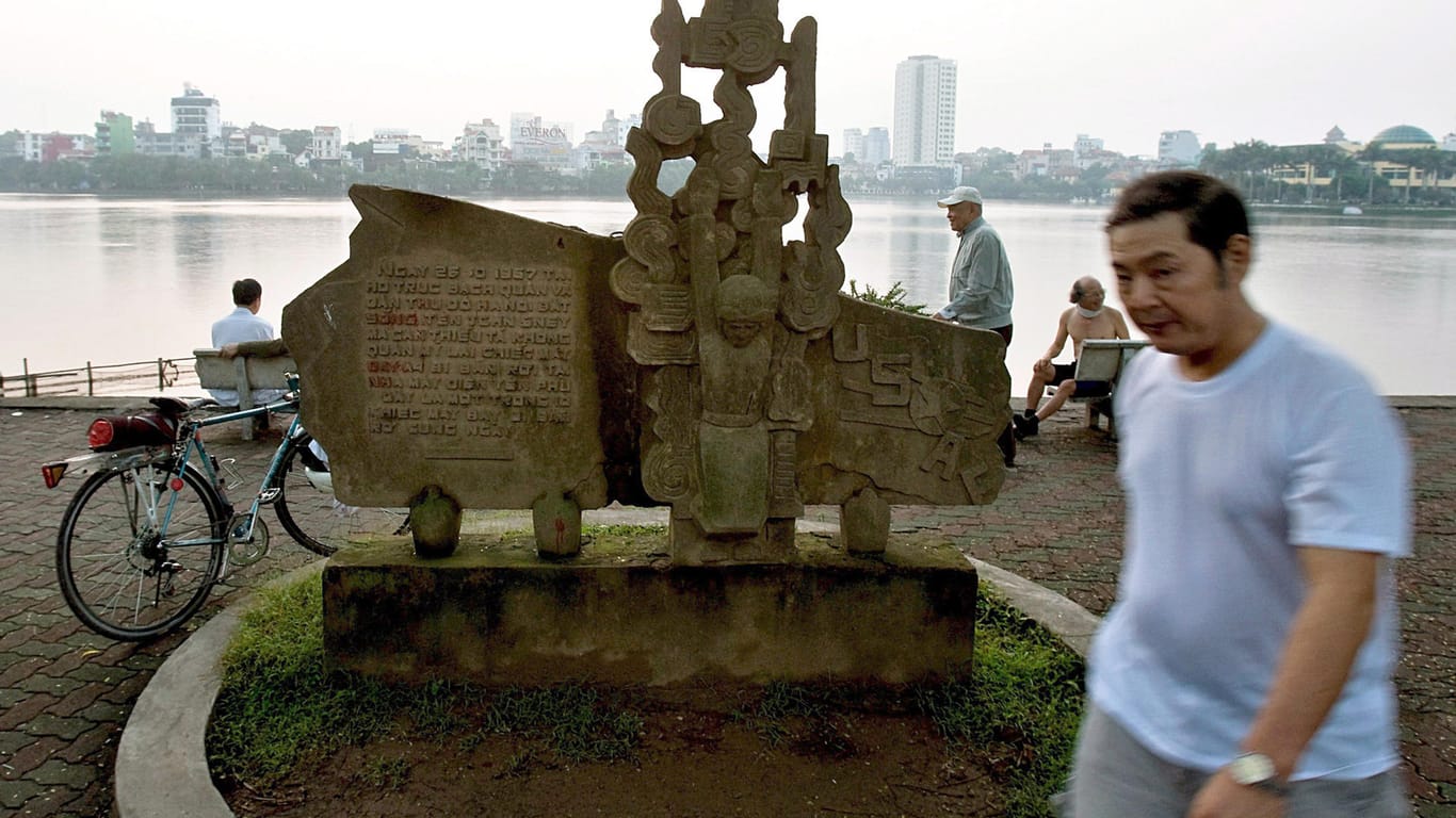 Ein Denkmal am Truc Bach See in Hanoi (Vietnam) erinnert an die Ereignisse, als John McCain, damals Pilot A-4-Skyhawk, über Hanoi abgeschossen wurde und in dem See landete.
