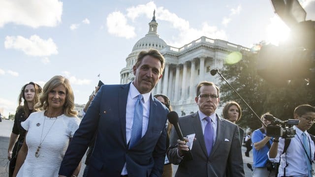 Senator Jeff Flake (M) warnte davor, sich an das herabgesunkene und gröber gewordene Niveau der politischen Auseinandersetzung zu gewöhnen. Senator Jeff Flake (M) warnte davor, sich an das herabgesunkene und gröber gewordene Niveau der politischen Auseinandersetzung zu gewöhnen.