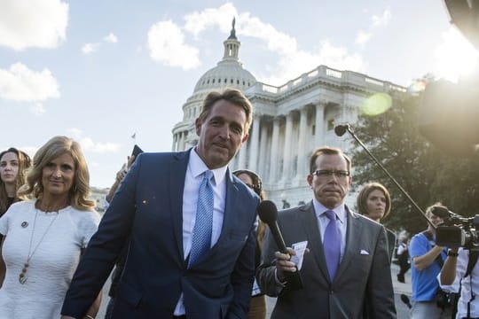 Senator Jeff Flake (M) warnte davor, sich an das herabgesunkene und gröber gewordene Niveau der politischen Auseinandersetzung zu gewöhnen.