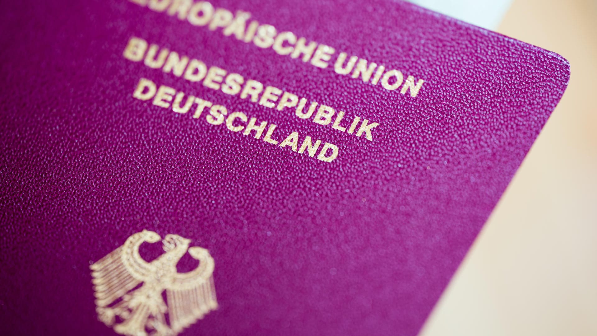 Der deutsche Reisepass ist einem internationalen Vergleich zufolge so viel wert wie kaum ein anderer Pass auf der Welt.