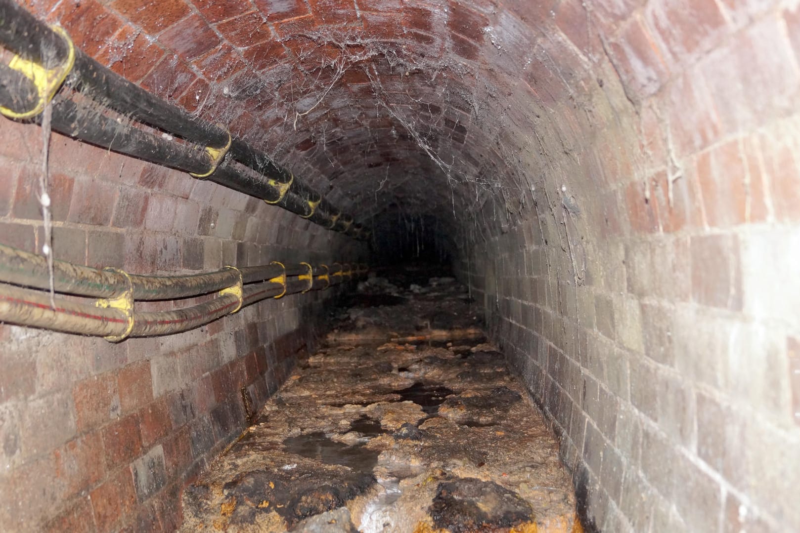 Ein rund 50 Meter langer Fettberg («Fatberg»), der einen Teil des Rohrs blockiert, rund vier Meter unter der Erdoberfläche im Abwasserschacht eines hundertfünfzig Jahre alten Tunnels in London.