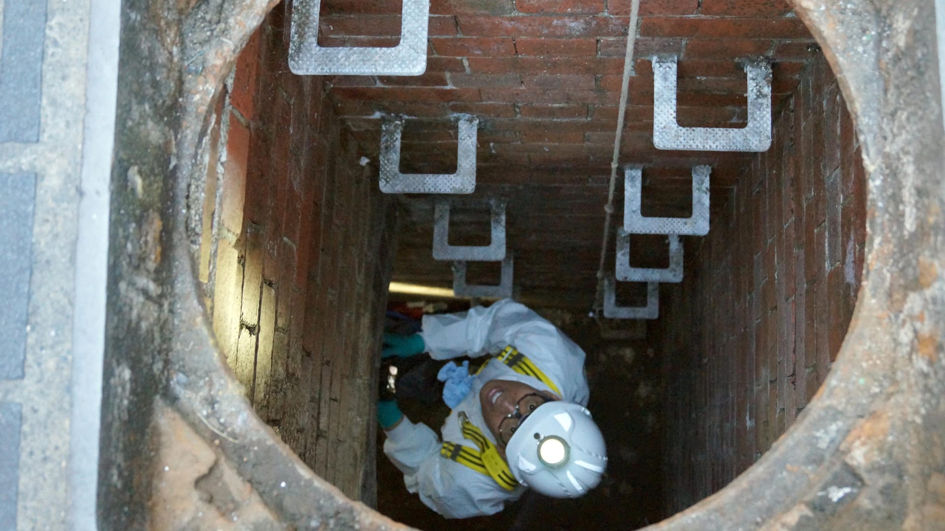 Ein Kanalreiniger des privaten Wasserversorgers "Thames Water", beseitigt die weit verbreiteten Fettberge in London.