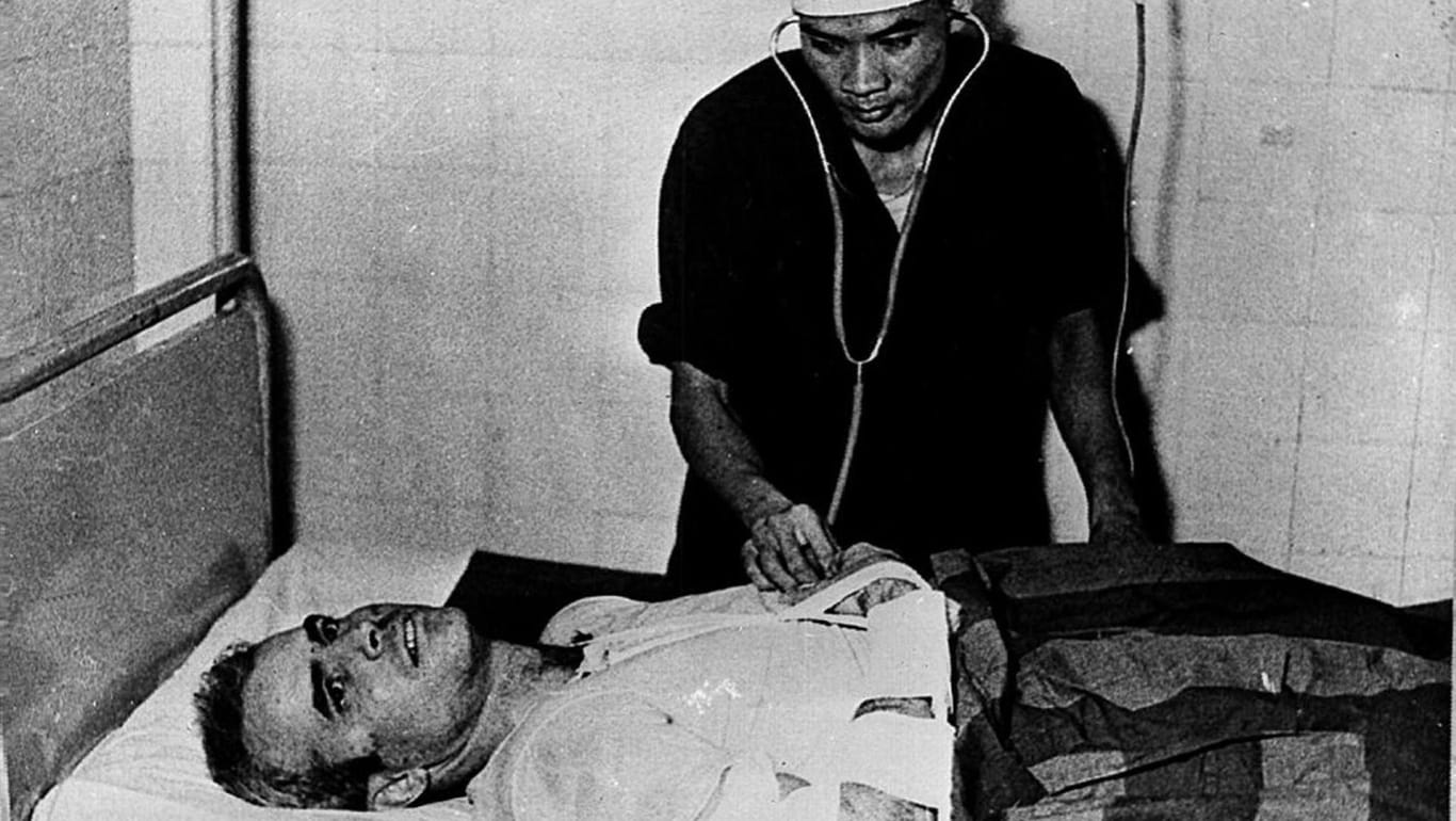 John McCain nach dem Abschuss seiner Maschine in einem nordvietnamesischen Krankenhaus.