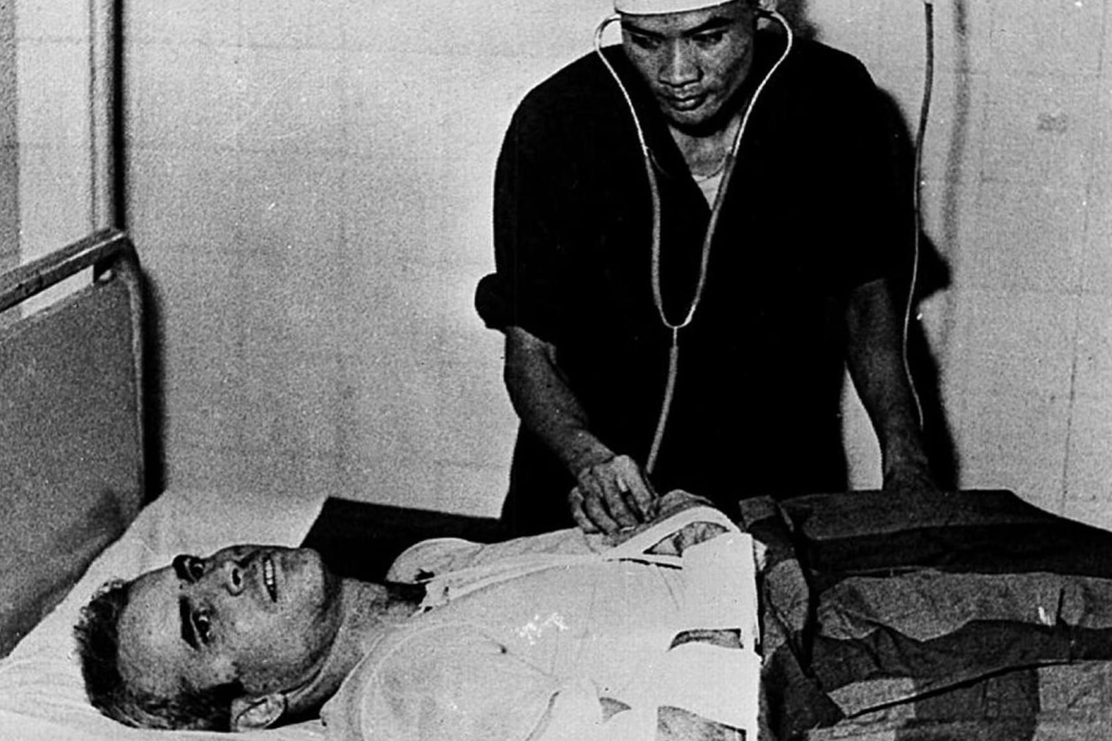 John McCain nach dem Abschuss seiner Maschine in einem nordvietnamesischen Krankenhaus.