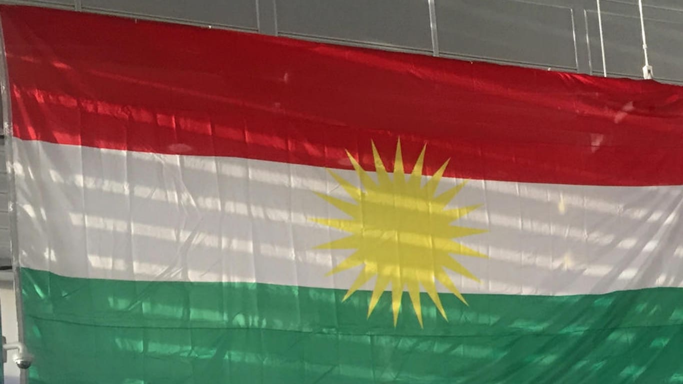 Nach dem umstrittenen Unabhängigkeitsreferendum der Kurden erhöht die irakische Regierung ihren Druck auf die kurdische Führung. (Symbolbild/Eine Kurdische Fahne)
