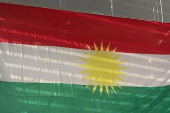 Nach dem umstrittenen Unabhängigkeitsreferendum der Kurden erhöht die irakische Regierung ihren Druck auf die kurdische Führung. (Symbolbild/Eine Kurdische Fahne)