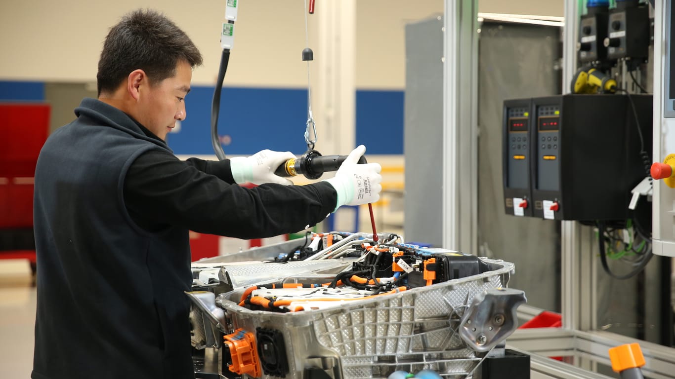 Mit einer eigenen Produktionsstätte für Batterien in China will BMW gemeinsam mit Kooperationspartner Brilliance den Ausbau der Elektromobilität vorantreiben.