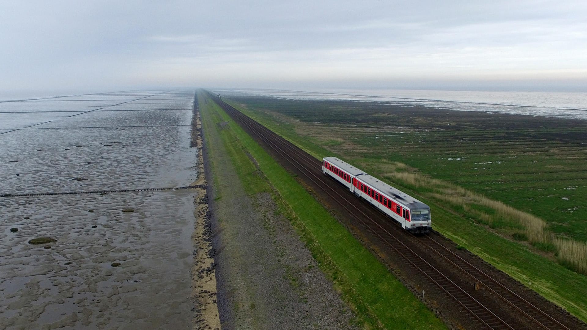 Wegen einer Spontanaktion von Pendlern ist der Regionalverkehr zwischen dem Festland und der Insel Sylt für rund drei Stunden eingestellt worden. Wegen einer Spontanaktion von Pendlern ist der Regionalverkehr zwischen dem Festland und der Insel Sylt für rund drei Stunden eingestellt worden.