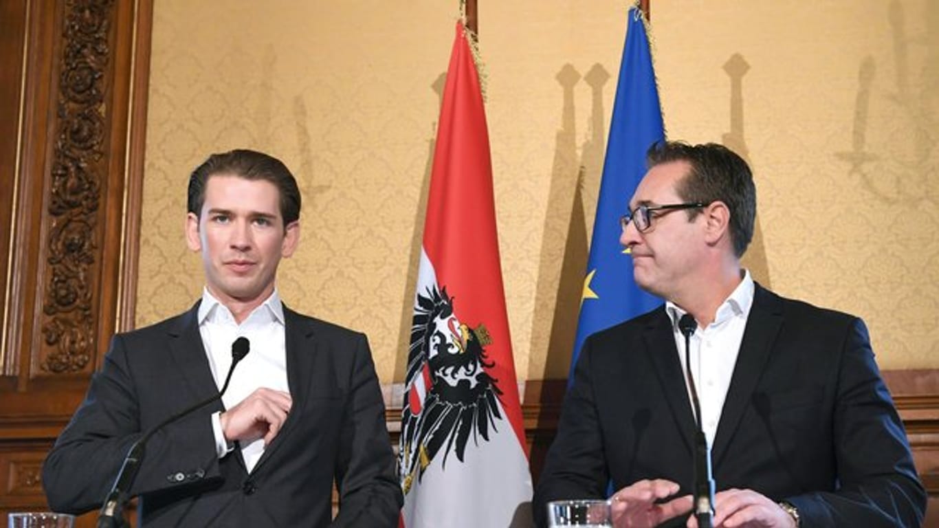 ÖVP-Chef Sebastian Kurz (l) und FPÖ-Bundesparteiobmann Heinz-Christian Strache beginnen in Wien die Koalitionsgespräche.