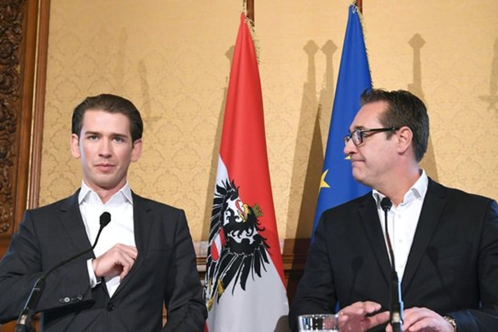 ÖVP-Chef Sebastian Kurz (l) und FPÖ-Bundesparteiobmann Heinz-Christian Strache beginnen in Wien die Koalitionsgespräche.