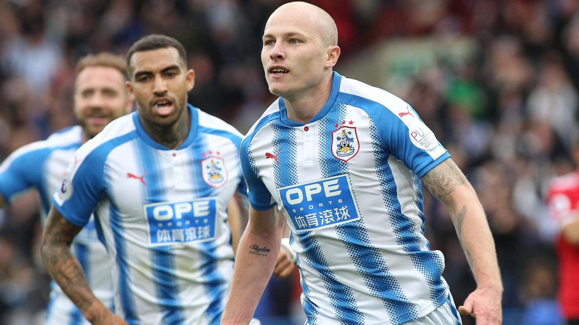 Aaron Mooy (r.) feiert seinen Treffer zum 1:0 gegen Manchester United. Aaron Mooy (r.) feiert seinen Treffer zum 1:0 gegen Manchester United.