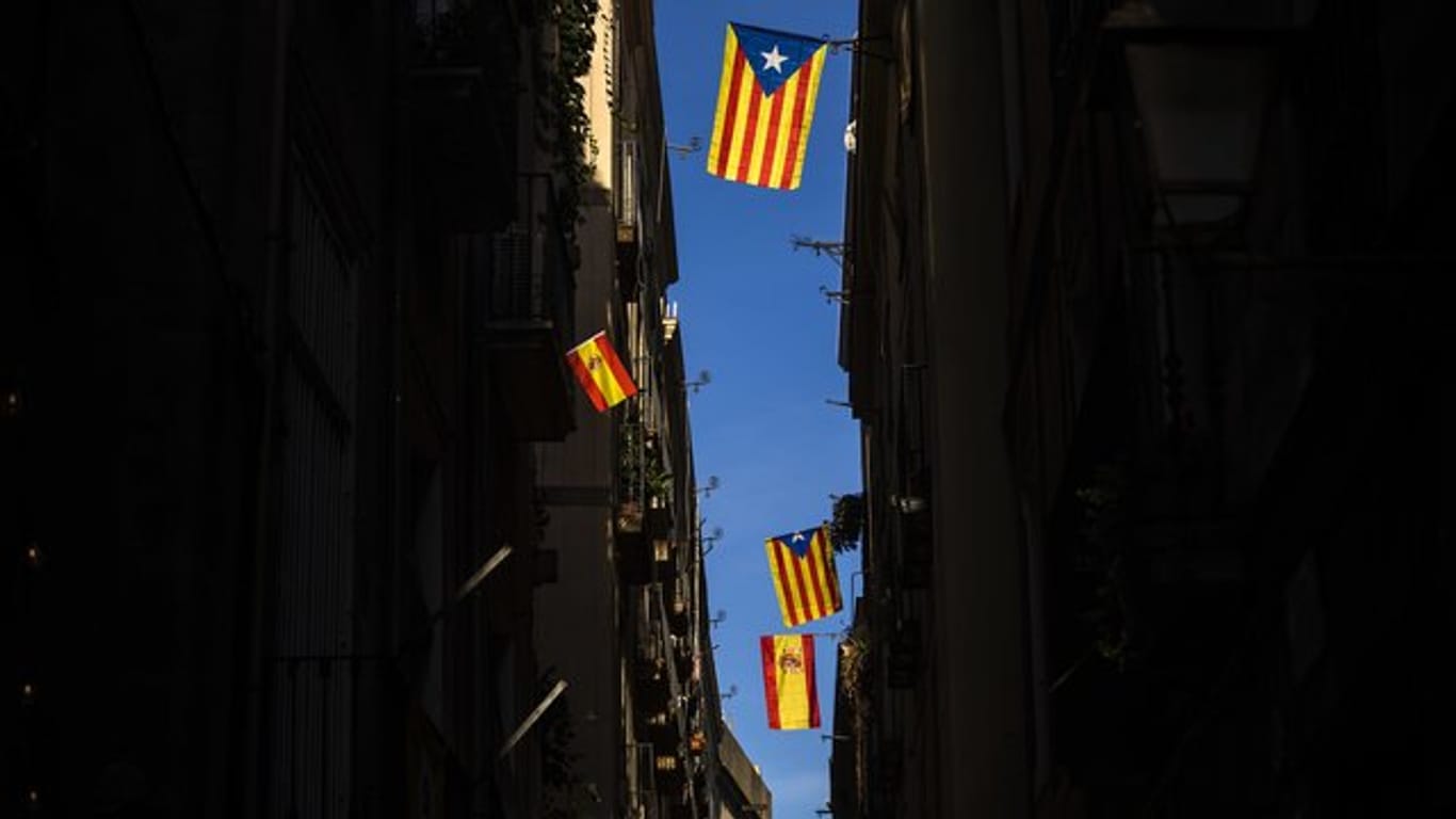 "Estelada"-Flaggen der Unabhängigkeitsbewegung Kataloniens sowie spanische Nationalflaggen hängen in Barcelona an Balkonen.