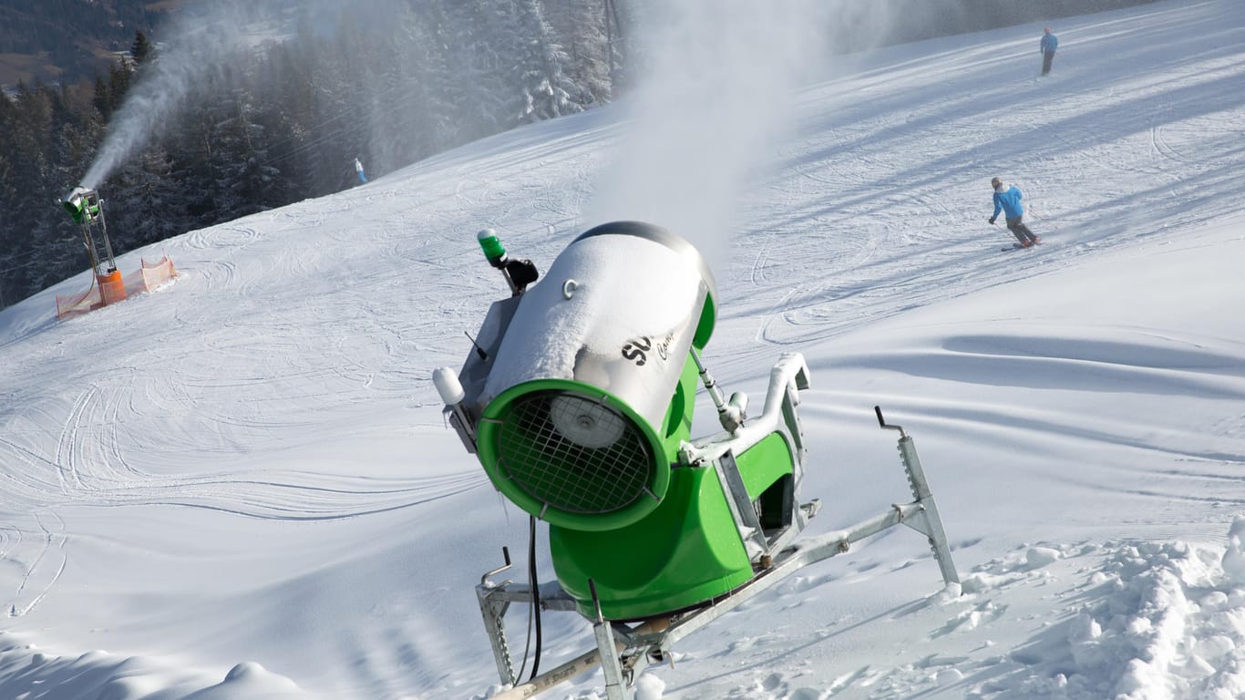 Schneekanonen dienen dazu, den Winter zu verlängern – durch künstlich erzeugten Schnee für die Pisten. Der natürliche Schneefall wird dabei von den Anlagen imitiert.